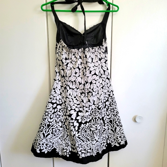 Black and white cocktail dress. Halter top with crinoline underneath. Size small - Picture 7 of 8